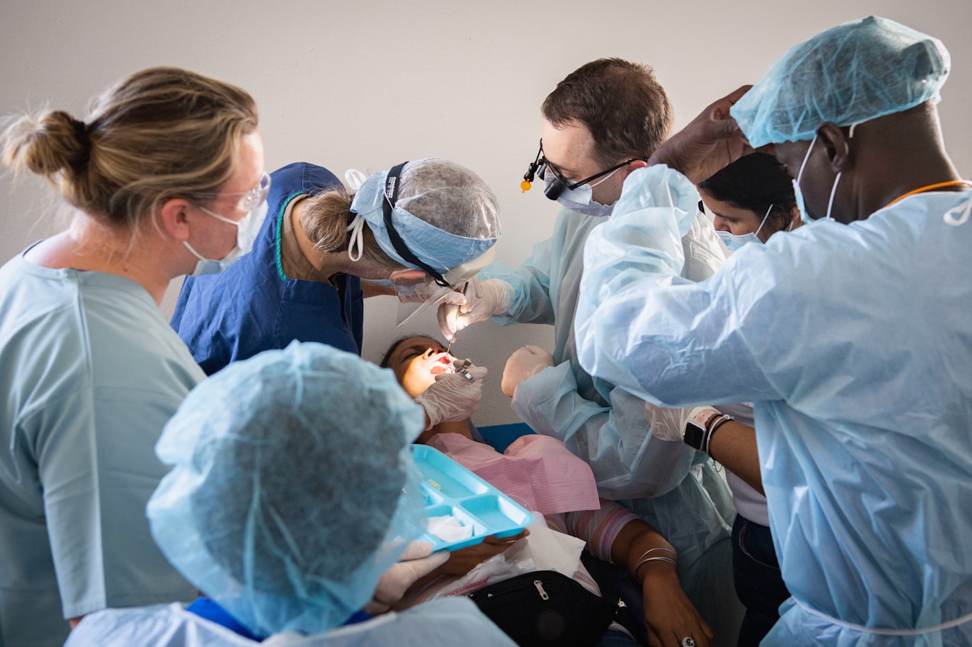 Team di professionisti sanitari al lavoro su un caso clinico